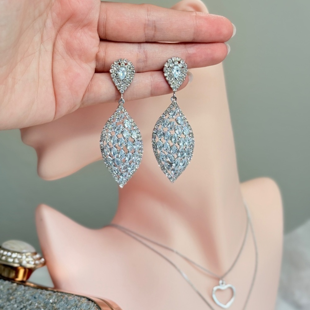 ⚜️ Chic Silver Teardrop Earrings - Picture 8 of 10